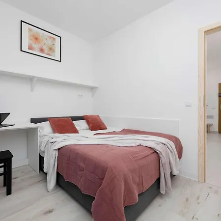 Διαμέρισμα Spacious 10-guests With Parking By Renters Βαρσοβία